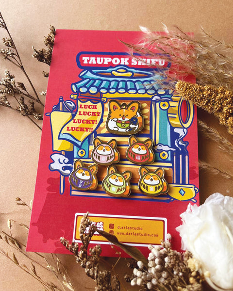 Fortune Daruma Clover and Taupok Enamel Pin (Fortune Telling)